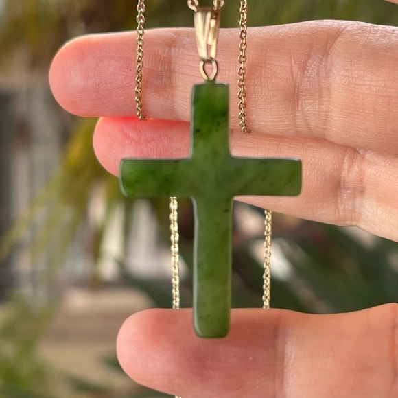 High quality hand carved nephrite jade cross gold tone pendant & chain - Picture 9 of 12